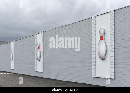 WESTMINSTER, CALIFORNIA - 25 ottobre 2023: Bowling Pins sul lato dell'edificio Westminster Lanes Bowling Alley. Foto Stock