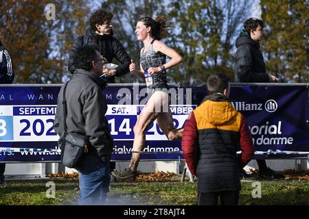 Hulshout, Belgio. 19 novembre 2023. Belga Lisa Rooms raffigurato in azione durante la gara femminile ai campionati belgi di cross country running, a Hulshout, domenica 19 novembre 2023. BELGA PHOTO TOM GOYVAERTS Credit: Belga News Agency/Alamy Live News Foto Stock