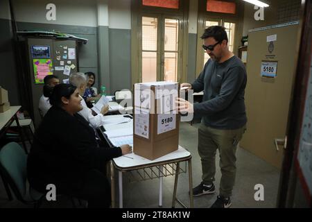 Buenos Aires, Argentina. 19 novembre 2023. Un elettore pronuncia il suo voto in un collegio elettorale a Buenos Aires, Argentina, 19 novembre 2023. Circa 35,3 milioni di argentini idonei voteranno domenica di ballottaggio presidenziale per scegliere tra il candidato del partito al governo, il ministro dell'economia Sergio massa e il suo rivale della coalizione di estrema destra Liberty Advances, Javier Milei. Crediti: Martin Zabala/Xinhua/Alamy Live News Foto Stock
