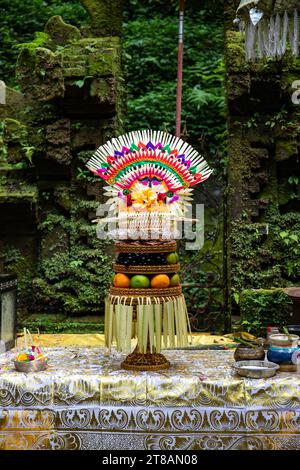 Un piccolo tempio usato per le sacre abluzioni. Infestati e ricoperti di muschio, con offerte, bellissime statue e perché. Sorgenti sacre e acqua Santa Bali Foto Stock