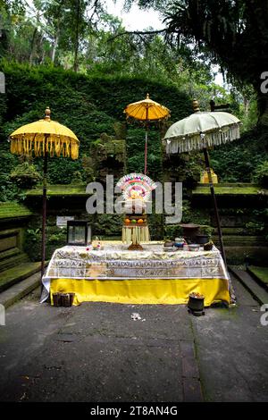 Un piccolo tempio usato per le sacre abluzioni. Infestati e ricoperti di muschio, con offerte, bellissime statue e perché. Sorgenti sacre e acqua Santa Bali Foto Stock