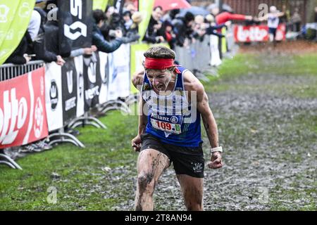 Hulshout, Belgio. 19 novembre 2023. Il belga Marco Vanderpoorten festeggia dopo la gara maschile ai campionati belgi di cross country running, a Hulshout, domenica 19 novembre 2023. BELGA PHOTO TOM GOYVAERTS Credit: Belga News Agency/Alamy Live News Foto Stock