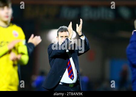 Crown Oil Arena, Rochdale, Inghilterra - 18 novembre 2023 Tommy Widdrington Manager di Aldershot Town applaude i fan in viaggio alla fine della partita - durante la partita Rochdale V Aldershot, National League, 2023/24, Crown Oil Arena, Rochdale, Inghilterra - 18 novembre 2023 crediti: Arthur Haigh/WhiteRosePhotos/Alamy Live News Foto Stock