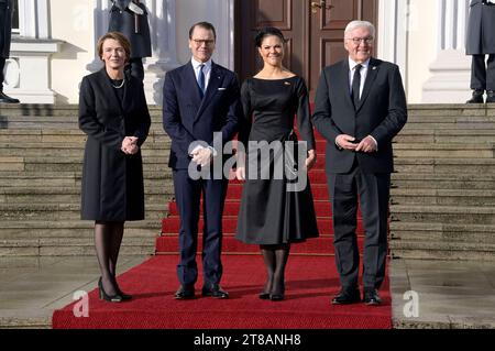 Elke Büdenbender, Prinz Daniel von Schweden, Kronprinzessin Victoria von Schweden und Frank-Walter Steinmeier beim Empfang zu einem gemeinsamen Gespräch mit dem Bundespräsidenten im Schloss Bellevue. Berlin, 19.11.2023 *** Elke Büdenbender, Principe Daniele di Svezia, Principessa ereditaria Vittoria di Svezia e Frank Walter Steinmeier al ricevimento per una discussione congiunta con il Presidente federale al Bellevue Palace Berlin, 19 11 2023 foto:XF.xKernx/xFuturexImagex victoria steinmeyer 3115 Credit: Imago/Alamy Live News Foto Stock