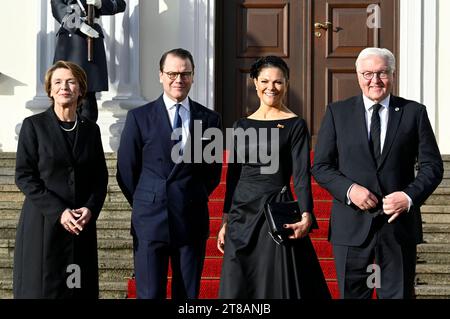 Elke Büdenbender, Prinz Daniel von Schweden, Kronprinzessin Victoria von Schweden und Frank-Walter Steinmeier beim Empfang zu einem gemeinsamen Gespräch mit dem Bundespräsidenten im Schloss Bellevue. Berlin, 19.11.2023 *** Elke Büdenbender, Principe Daniele di Svezia, Principessa ereditaria Vittoria di Svezia e Frank Walter Steinmeier al ricevimento per una discussione congiunta con il Presidente federale al Bellevue Palace Berlin, 19 11 2023 foto:XF.xKernx/xFuturexImagex victoria steinmeyer 3114 Credit: Imago/Alamy Live News Foto Stock