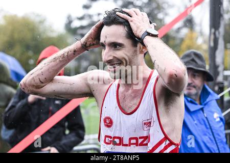 Hulshout, Belgio. 19 novembre 2023. Il belga Guillaume Grimard raffigurato dopo la gara maschile ai campionati belgi di cross country running, a Hulshout, domenica 19 novembre 2023. BELGA PHOTO TOM GOYVAERTS Credit: Belga News Agency/Alamy Live News Foto Stock