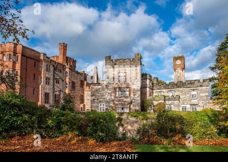 Il castello di Ruthin (in gallese Castell Rhuthun) è una fortificazione medievale del Galles, vicino alla città di Ruthin nella valle di Clwyd. Foto Stock