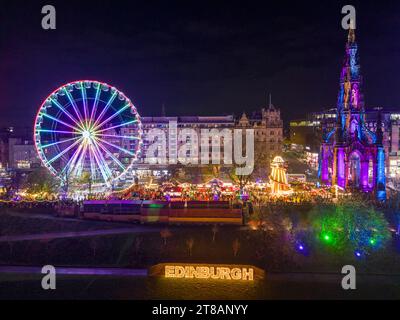 Edimburgo, Scozia, Regno Unito. 17 novembre 2023. Una vista aerea del mercatino di Natale nei Giardini di East Princes Street che ha aperto questa sera e lo era Foto Stock