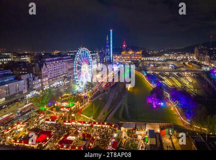 Edimburgo, Scozia, Regno Unito. 17 novembre 2023. Una vista aerea del mercatino di Natale nei Giardini di East Princes Street che ha aperto questa sera e lo era Foto Stock