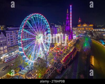 Edimburgo, Scozia, Regno Unito. 17 novembre 2023. Una vista aerea del mercatino di Natale nei Giardini di East Princes Street che ha aperto questa sera e lo era Foto Stock