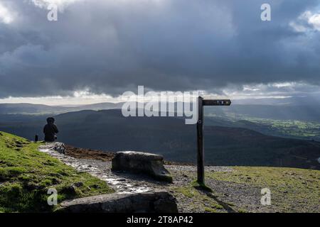 Moel Famau è una delle colline più alte all'interno della catena Clwydian. Galles del Nord gli impressionanti resti della Jubilee Tower si trovano in cima Foto Stock