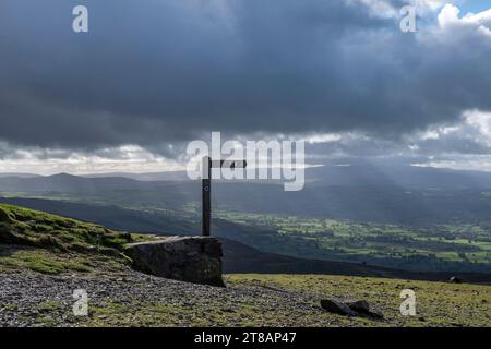 Moel Famau è una delle colline più alte all'interno della catena Clwydian. Galles del Nord gli impressionanti resti della Jubilee Tower si trovano in cima Foto Stock