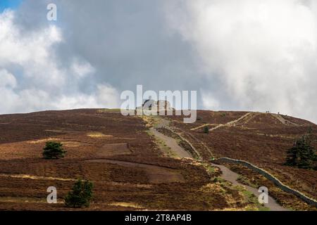 Il sentiero fino a Moel Famau è una delle colline più alte della catena Clwydian. Galles del Nord gli impressionanti resti della Jubilee Tower si trovano presso la S Foto Stock