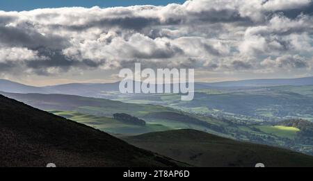 La vista da Moel Famau e' una delle colline piu' alte della catena Clwydian. Galles del Nord gli impressionanti resti della Jubilee Tower si trovano al su Foto Stock