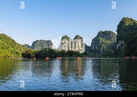 Scenario di Trang An Scenic Landscape Complex a Ninh Bing, Vietnam Foto Stock