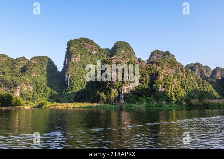 Scenario di Trang An Scenic Landscape Complex a Ninh Bing, Vietnam Foto Stock