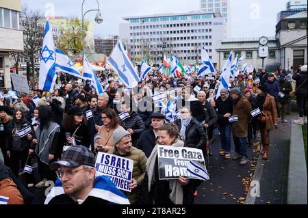 Berlino, Germania. 19 novembre 2023. Molte bandiere israeliane sventolano alla manifestazione "Jewish Life Berlin” per Israele e contro l'antisemitismo. Crediti: Annette Riedl/dpa/Alamy Live News Foto Stock