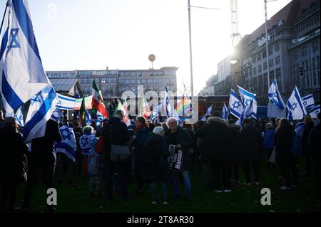 Berlino, Germania. 19 novembre 2023. Molte bandiere israeliane e iraniane volano alla manifestazione "Jewish Life Berlin” per Israele e contro l'antisemitismo. Crediti: Annette Riedl/dpa/Alamy Live News Foto Stock