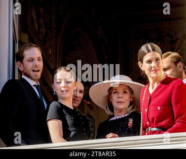 Monaco Ville, Monaco. 19 novembre 2023. Principessa Carolina di Hannover, Andrea Casiraghi e Charlotte Casiraghi e la principessa Alessandra di Hannover sul balcone del Palazzo Principesco di Monaco-Ville, il 19 novembre 2023, durante le celebrazioni della giornata nazionale di Monaco credito: Albert Nieboer/Netherlands OUT/Point de Vue OUT/dpa/Alamy Live News Foto Stock