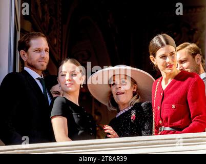 Monaco Ville, Monaco. 19 novembre 2023. Principessa Carolina di Hannover, Andrea Casiraghi e Charlotte Casiraghi e la principessa Alessandra di Hannover sul balcone del Palazzo Principesco di Monaco-Ville, il 19 novembre 2023, durante le celebrazioni della giornata nazionale di Monaco credito: Albert Nieboer/Netherlands OUT/Point de Vue OUT/dpa/Alamy Live News Foto Stock