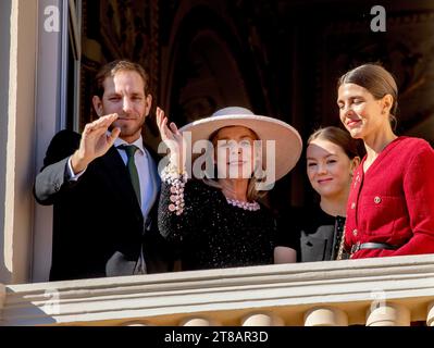 Monaco Ville, Monaco. 19 novembre 2023. Principessa Carolina di Hannover, Andrea Casiraghi e Charlotte Casiraghi e la principessa Alessandra di Hannover sul balcone del Palazzo Principesco di Monaco-Ville, il 19 novembre 2023, durante le celebrazioni della giornata nazionale di Monaco credito: Albert Nieboer/Netherlands OUT/Point de Vue OUT/dpa/Alamy Live News Foto Stock