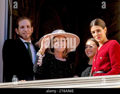 Monaco Ville, Monaco. 19 novembre 2023. Principessa Carolina di Hannover, Andrea Casiraghi e Charlotte Casiraghi e la principessa Alessandra di Hannover sul balcone del Palazzo Principesco di Monaco-Ville, il 19 novembre 2023, durante le celebrazioni della giornata nazionale di Monaco credito: Albert Nieboer/Netherlands OUT/Point de Vue OUT/dpa/Alamy Live News Foto Stock