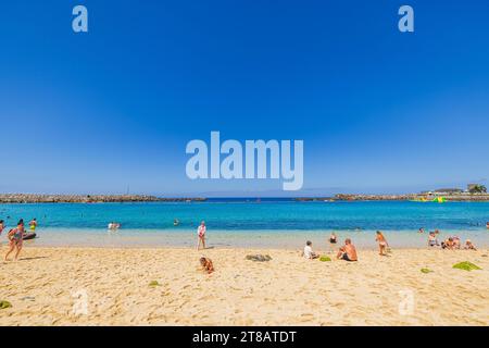 Gente sulla spiaggia di sabbia nell'Oceano Atlantico di Gran Canaria nelle calde giornate estive di sole. Gran Canaria. Spagna. Foto Stock