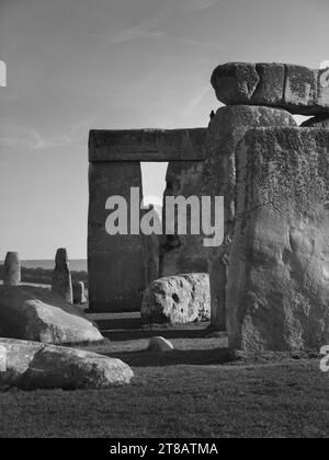 Stonehenge, antiche pietre erette neolitiche, monumento circolare in pietra. Wiltshire, Inghilterra, Regno Unito. Immagine monocromatica. Foto Stock