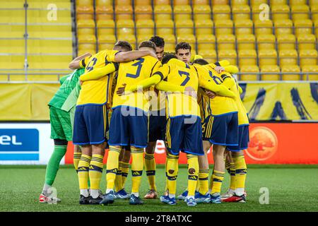 Boraas, Svezia. 16 novembre 2023. I giocatori svedesi si uniscono in un huddle durante l'amichevole tra Svezia e Finlandia nella Boraas Arena di Boraas. (Foto: Gonzales Photo - Amanda Persson). Foto Stock