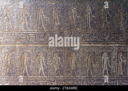 CAIRO, EGITTO - 02 settembre 2023: Disegni scolpiti sul sarcofago di granito dell'antico Egitto Foto Stock