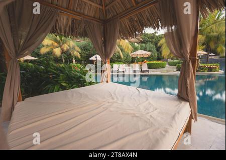 Gazebo vuoto in legno con piscina all'aperto nel resort tropicale dell'hotel Foto Stock