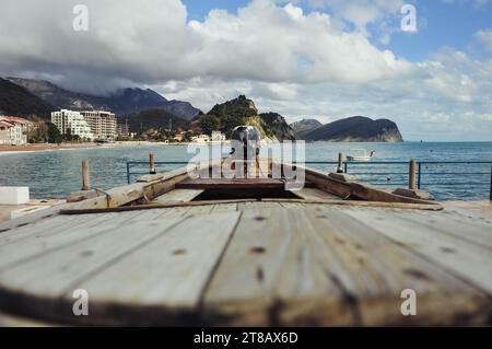 Vista aerea di uno yacht nel mare, spazio per il testo, splendido paesaggio. Foto di alta qualità Foto Stock