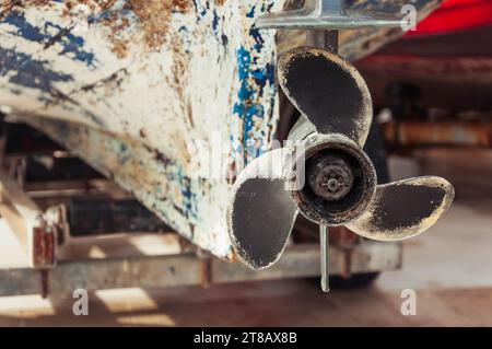 blocco inferiore di un motore fuoribordo con un'elica ravvicinata, vista posteriore di una vecchia barca. Foto di alta qualità Foto Stock