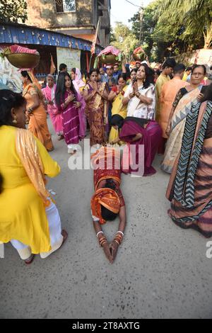 Kolkata, India. 19 novembre 2023. I devoti indù pregano con dolci, frutta e fiori sulla riva del fiume Gange o fiume Hooghtly come rituale vedico durante le ore del tramonto, offerte al Dio Sole che è considerato una componente dell'anima, del genitore, dell'antenato, del rispetto, e alte funzioni governative nell'Induismo, del festival annuale Chhath, che si tiene ogni giorno. (Foto di Biswarup Ganguly/Pacific Press) Credit: Pacific Press Media Production Corp./Alamy Live News Foto Stock