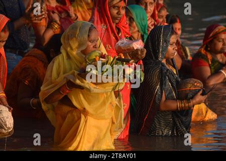 Kolkata, India. 19 novembre 2023. I devoti indù pregano con dolci, frutta e fiori sulla riva del fiume Gange o fiume Hooghtly come rituale vedico durante le ore del tramonto, offerte al Dio Sole che è considerato una componente dell'anima, del genitore, dell'antenato, del rispetto, e alte funzioni governative nell'Induismo, del festival annuale Chhath, che si tiene ogni giorno. (Foto di Biswarup Ganguly/Pacific Press) Credit: Pacific Press Media Production Corp./Alamy Live News Foto Stock