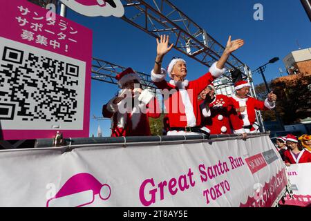 Tokyo, Giappone. 19 novembre 2023. Marc Panther, musicista giapponese-francese, saluta la folla da un camion che conduce centinaia di persone con costumi di Babbo Natale mentre prendono parte alla sesta edizione annuale della Tokyo Great Santa Run. La corsa è iniziata nel parco Yoyogi prima di sfilare attraverso Shibuya e Harajuku ed è stata un evento di beneficenza per raccogliere fondi per i bambini malati in Giappone e all'estero. Credito: SOPA Images Limited/Alamy Live News Foto Stock