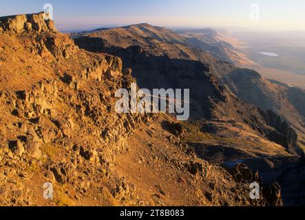 Steens Mountain Front da East Rim View, Steens Mountain Recreation area, Burns District Bureau of Land Management, Oregon Foto Stock