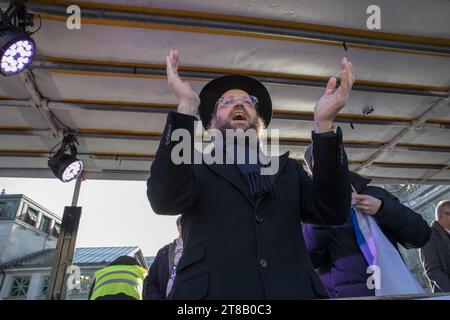 Berlino, Germania. Berlino, Germania. 19 novembre 2023. Alla protesta pro-Israele a Berlino, Rabbi Yehuda Teichtal, una figura di spicco nella comunità ebraica e un rabbino ortodosso del movimento Chabad-Lubavitch, pronunciò un discorso toccante e d'impatto. Nato nel 1972 a Brooklyn, New York, Teichtal è stato una forza significativa nella rinascita e nella promozione della vita ebraica in Germania, in particolare a Berlino, dove ha fondato la comunità ebraica Chabad Berlin. Il viaggio di Teichtal è segnato dalla dedizione e dalla resilienza. Crediti: ZUMA Press, Inc./Alamy Live News Foto Stock