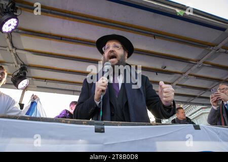 Alla protesta pro-Israele a Berlino, Rabbi Yehuda Teichtal, una figura di spicco nella comunità ebraica e un rabbino ortodosso del movimento Chabad-Lubavitch, pronunciò un discorso toccante e d'impatto. Nato nel 1972 a Brooklyn, New York, Teichtal è stato una forza significativa nella rinascita e nella promozione della vita ebraica in Germania, in particolare a Berlino, dove ha fondato la comunità ebraica Chabad Berlin. Il viaggio di Teichtal è segnato da dedizione e resilienza. È cresciuto in una famiglia rabbinica profondamente radicata nelle tradizioni ebraiche europee, con la sua famiglia che ha affrontato gli orrori di Th Foto Stock