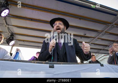 Berlino, Germania. Berlino, Germania. 19 novembre 2023. Alla protesta pro-Israele a Berlino, Rabbi Yehuda Teichtal, una figura di spicco nella comunità ebraica e un rabbino ortodosso del movimento Chabad-Lubavitch, pronunciò un discorso toccante e d'impatto. Nato nel 1972 a Brooklyn, New York, Teichtal è stato una forza significativa nella rinascita e nella promozione della vita ebraica in Germania, in particolare a Berlino, dove ha fondato la comunità ebraica Chabad Berlin. Il viaggio di Teichtal è segnato dalla dedizione e dalla resilienza. Crediti: ZUMA Press, Inc./Alamy Live News Foto Stock