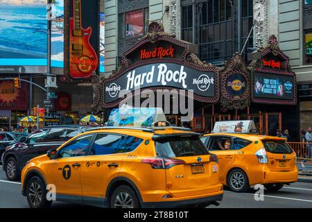 Taxi gialli a Times Square, New York City, USA. Taxi gialli in fila in attesa al cartello di stop in prima serata, Times Square, New York. Foto Stock