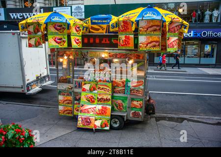 Chiosco per hot dog a Bryant Park, Manhattan, New York City, New York State, USA Foto Stock