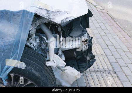 un'auto rotta dopo un incidente, il paraurti dell'auto è completamente Foto Stock