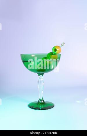 Il Martini Dirty con olive perfettamente mescolato in un elegante vetro Art Deco Foto Stock