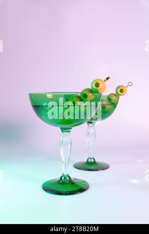 Cocktail di classe: Due martinis sporchi con olive in un bicchiere decorativo Foto Stock