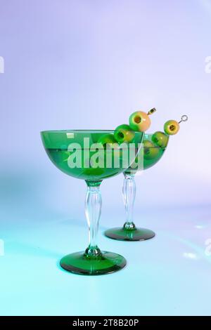 Gin and Olives: Due martinis in uno splendido vetro Art Deco verde Foto Stock