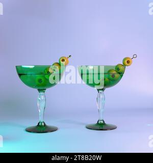Sofisticate SIPS: Due martinis con Olive in vetro decorativo Art Deco Foto Stock