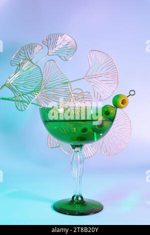 Lo stile Art Deco incontra i cocktail classici con un Martini Green Coupe Glass Foto Stock