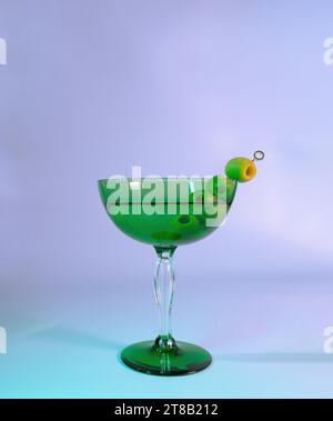 Sorseggiare un drink sofisticato: Un Martini Green Coupe Glass Foto Stock