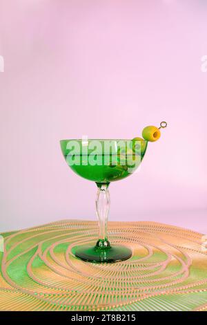 Gin e Vermouth Perfection in un vetro Art Deco Green Coupe Glass Foto Stock